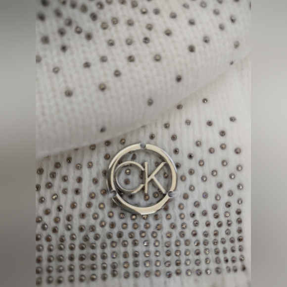 Calvin Klein Ladies White Hat/Scarf Gift Set, Fringe, Sequins, Metal CK Rings - Picture 2 of 13